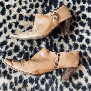 Liz Claiborne flex Moremi tan wedge booties